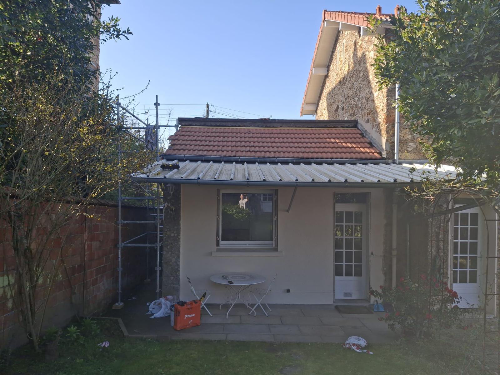 Le même appentis après rénovation complète de la couverture