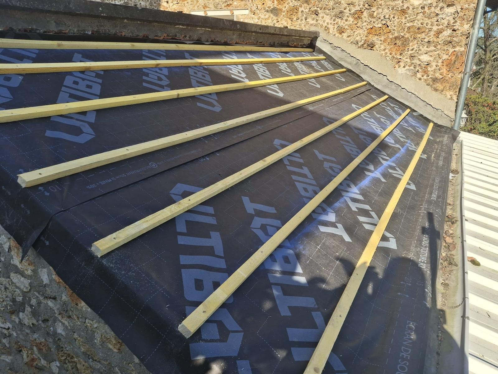 Tuiles neuves fraîchement posées avec faîtage en zinc