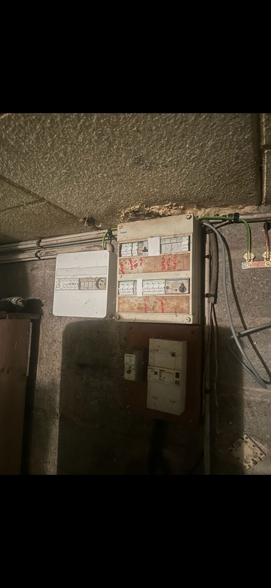 Ancien tableau électrique vétuste avant intervention