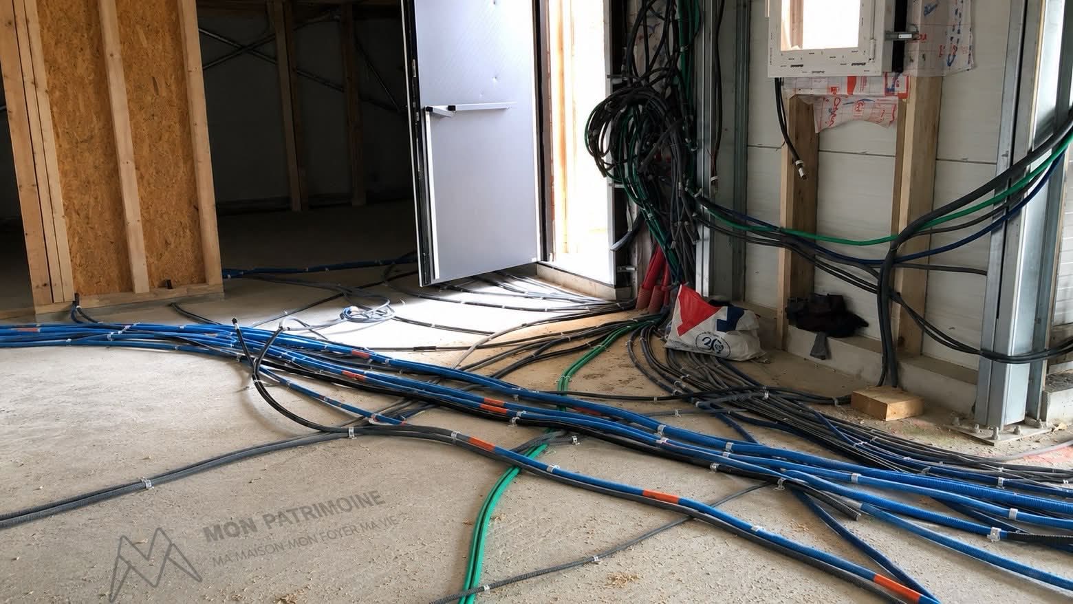 Chantier Mon Patrimoine : gaines électriques en attente de raccordement