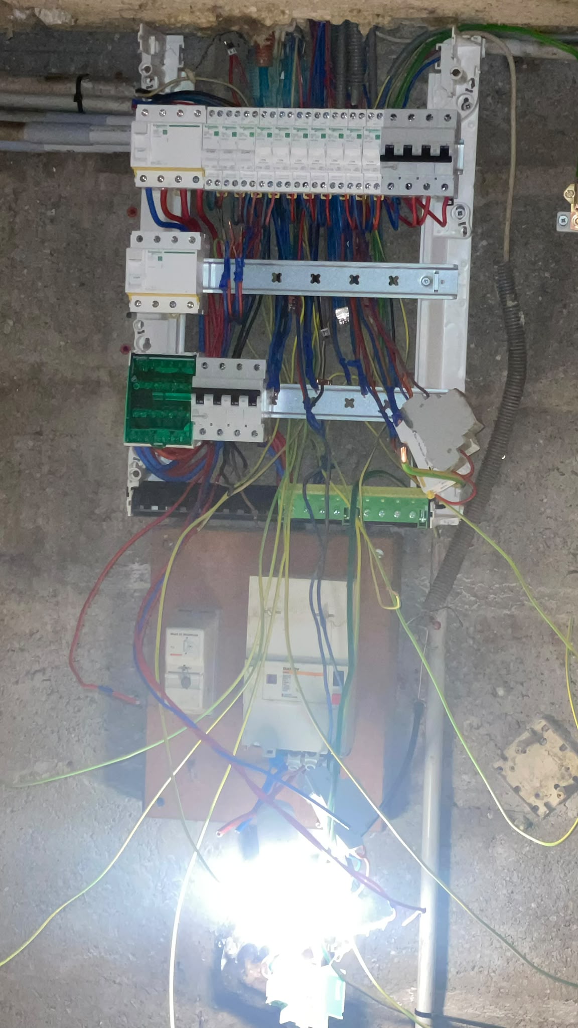 Tableau électrique en cours de câblage