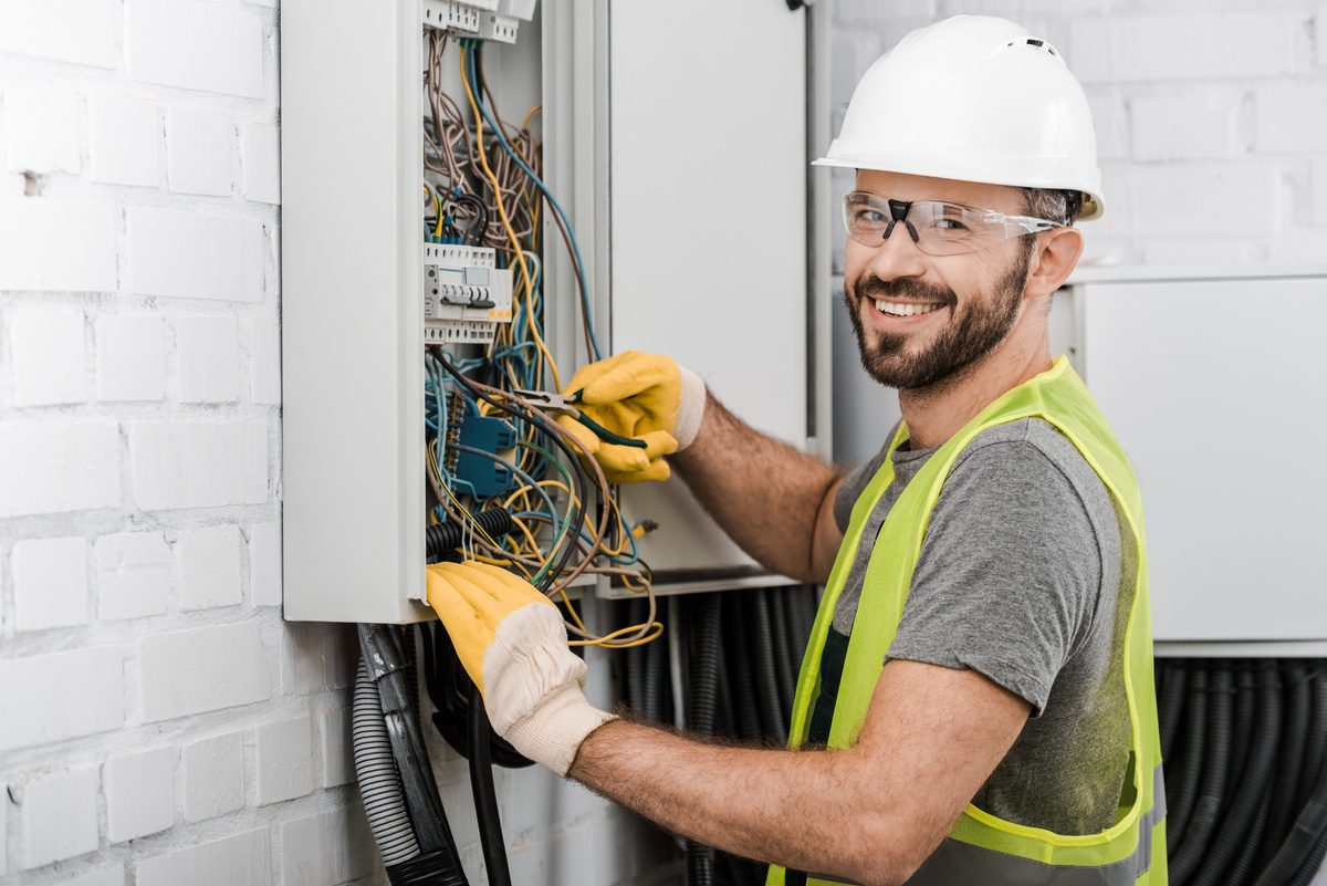 Technicien Mon Patrimoine intervenant sur un tableau électrique