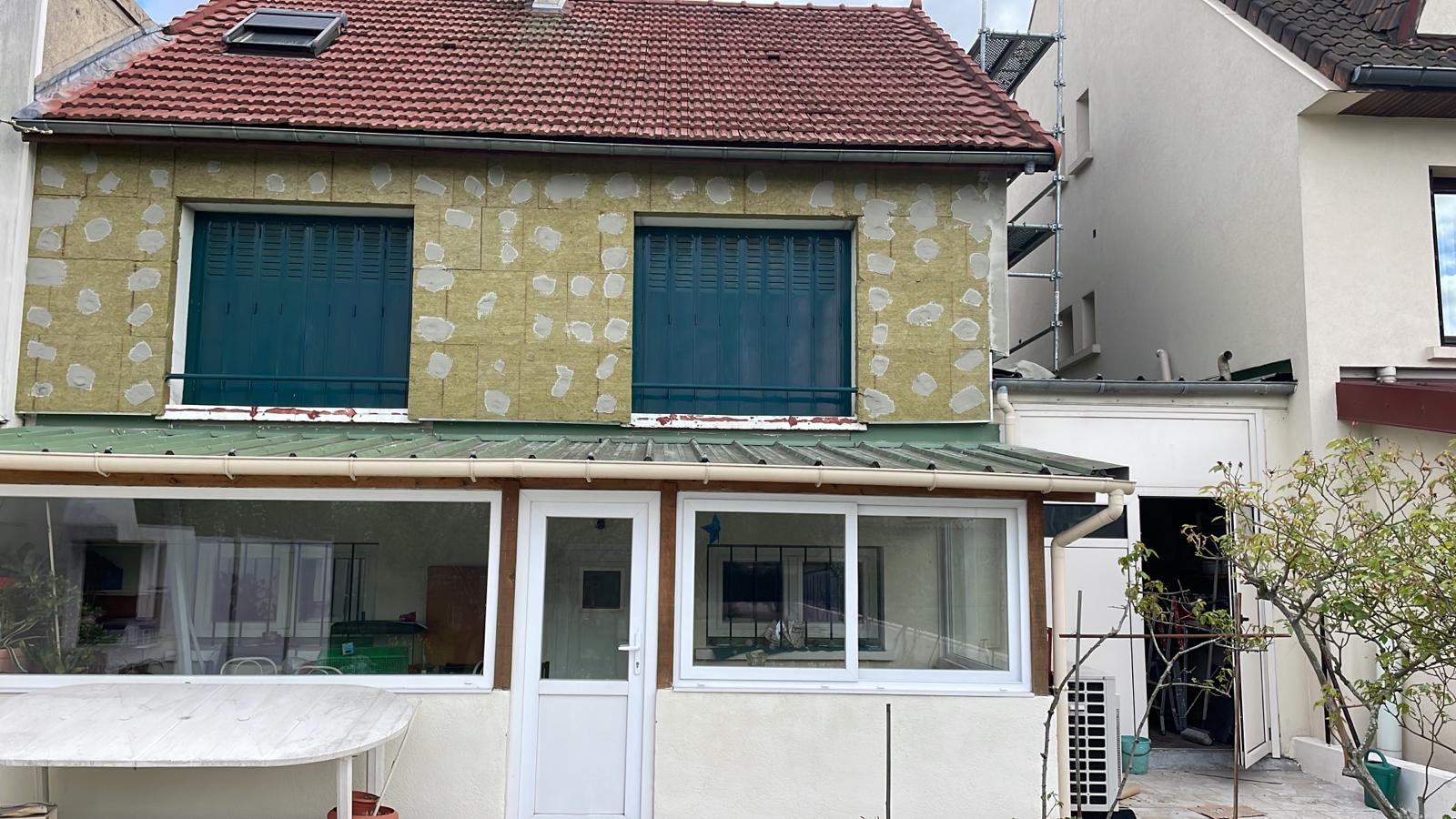 Pose de panneaux de laine de roche sur une façade