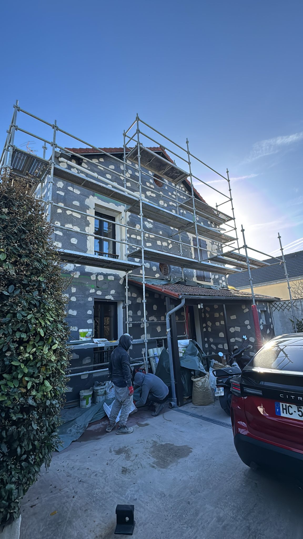 Application du sous-enduit sur une façade isolée