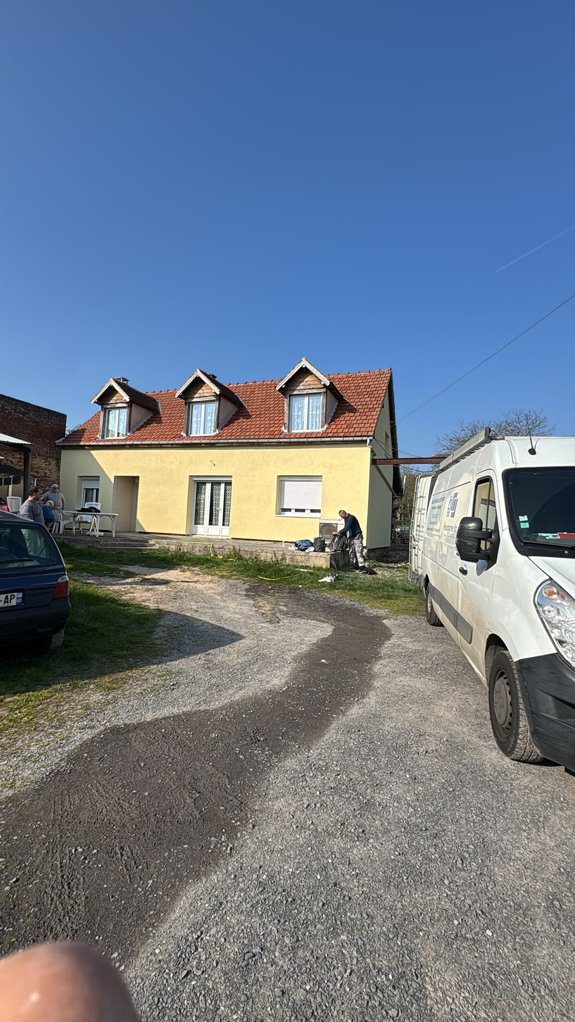 Vue d'ensemble d'une maison isolée par l'extérieur