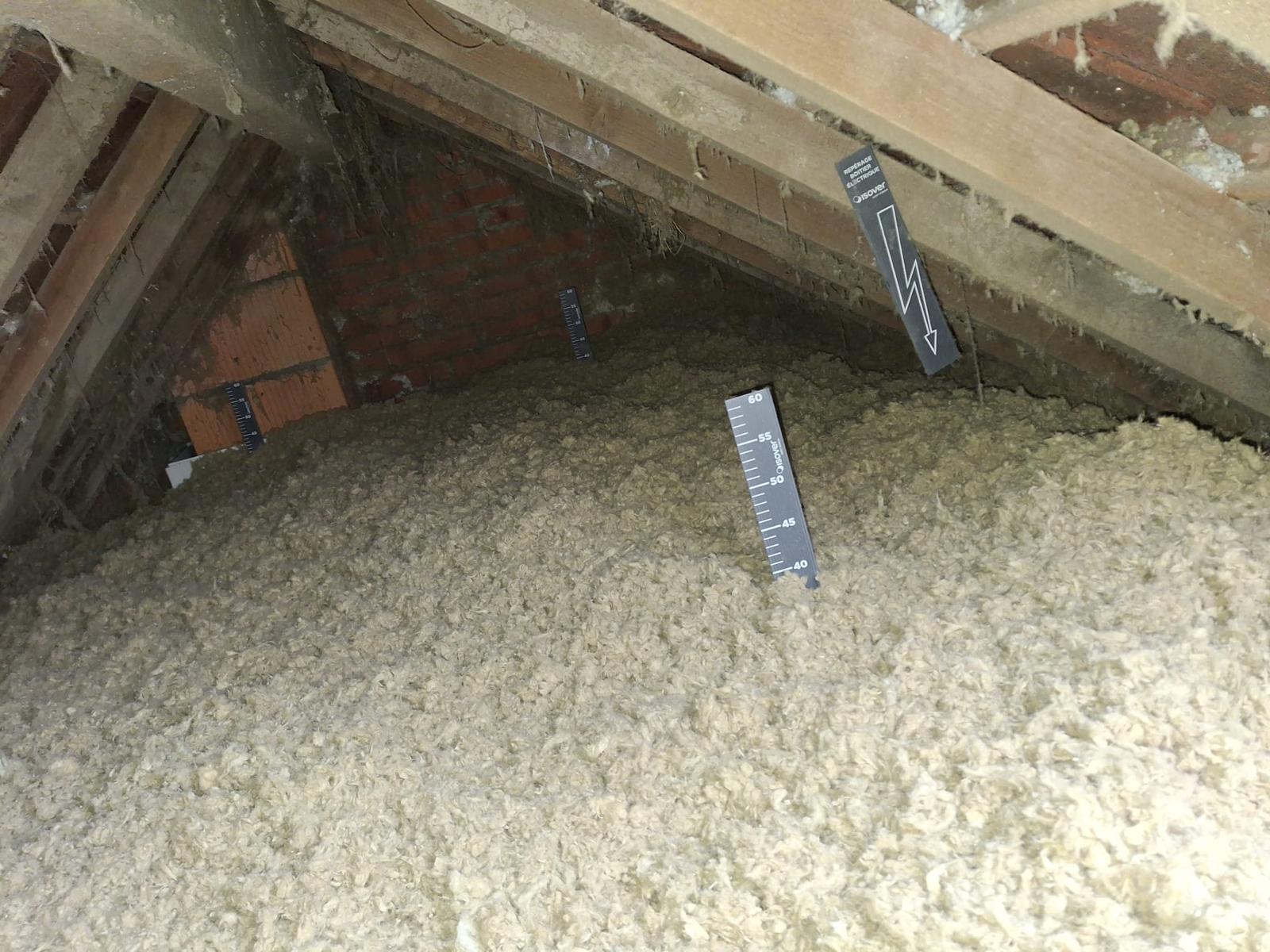 Combles isolés par soufflage de laine minérale