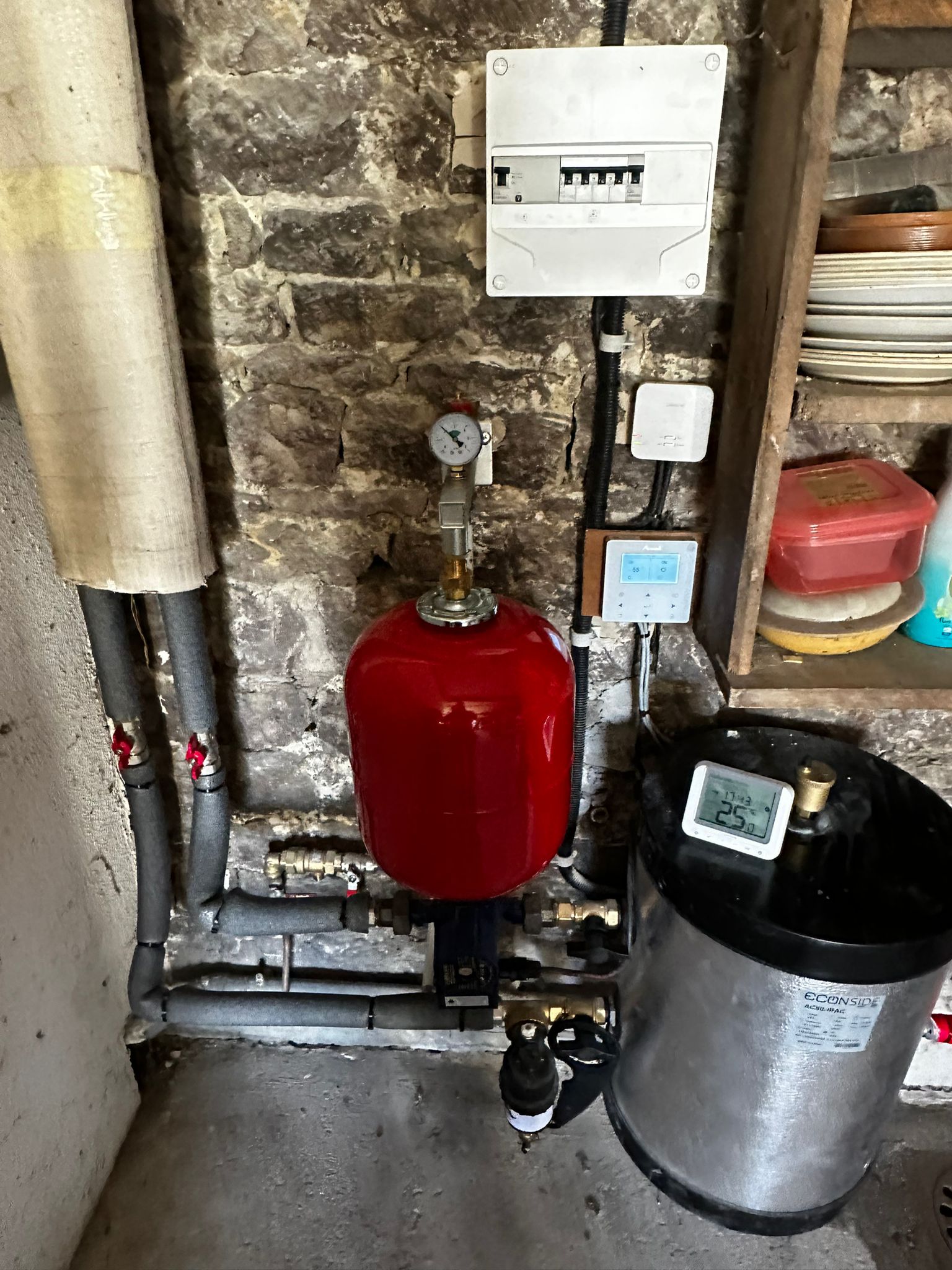 Module hydraulique : ballon tampon, vase d'expansion et tuyauterie calorifugée
