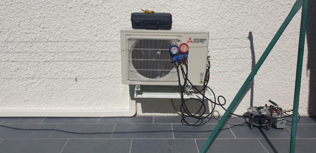 Unité extérieure d'une pompe à chaleur air-air fixée sur une façade