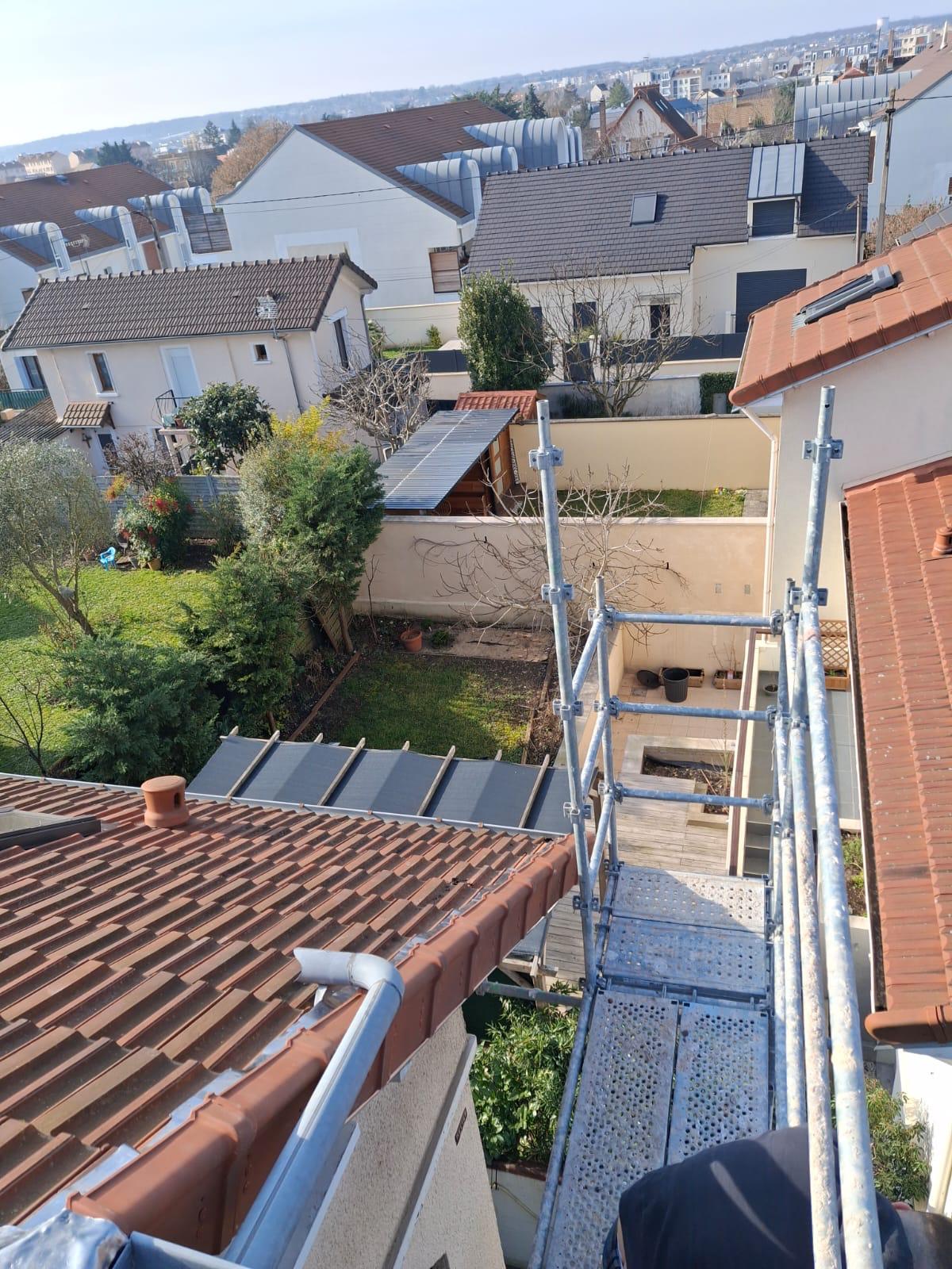 Échafaudage installé pour des travaux de protection de toiture et de façade