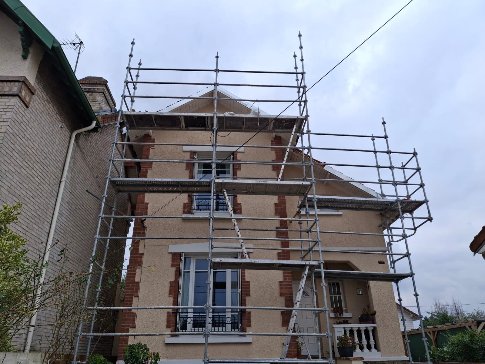 Façade sous échafaudage pendant des travaux de protection et de rénovation