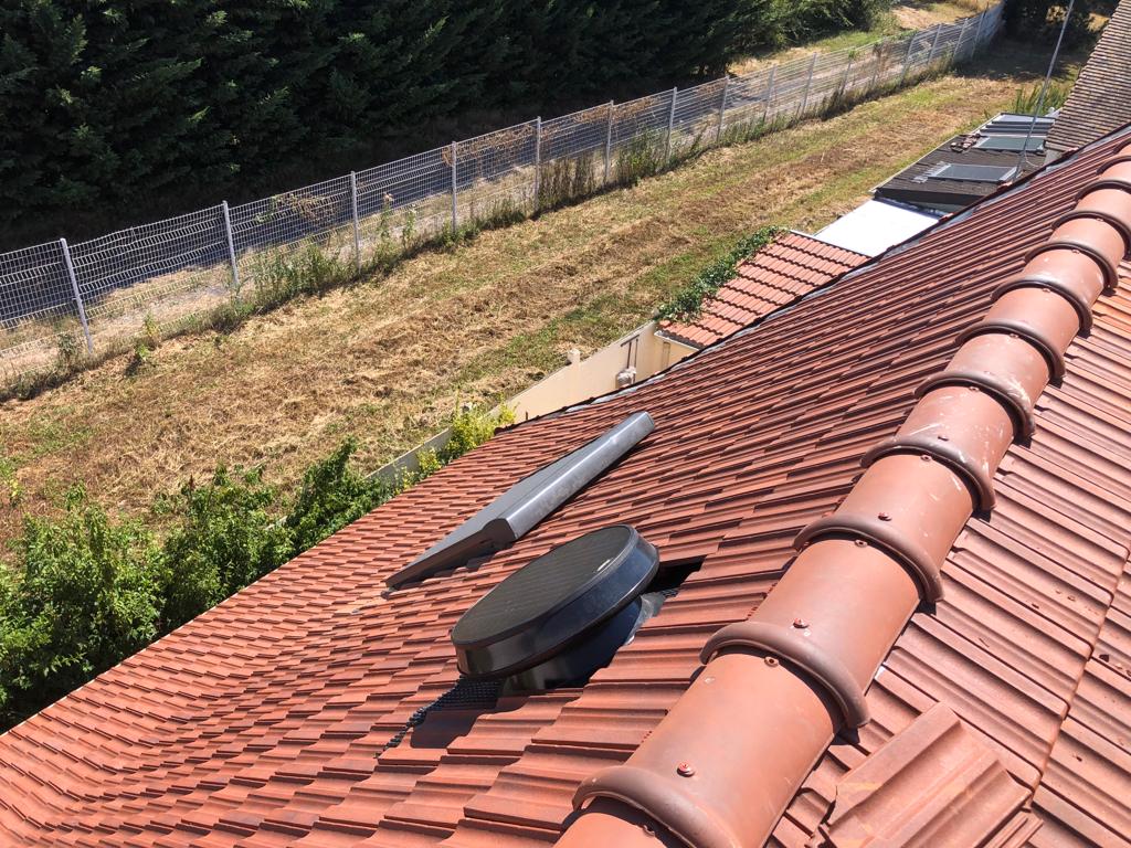 Aérateur de toiture posé sur les tuiles pour ventiler les combles