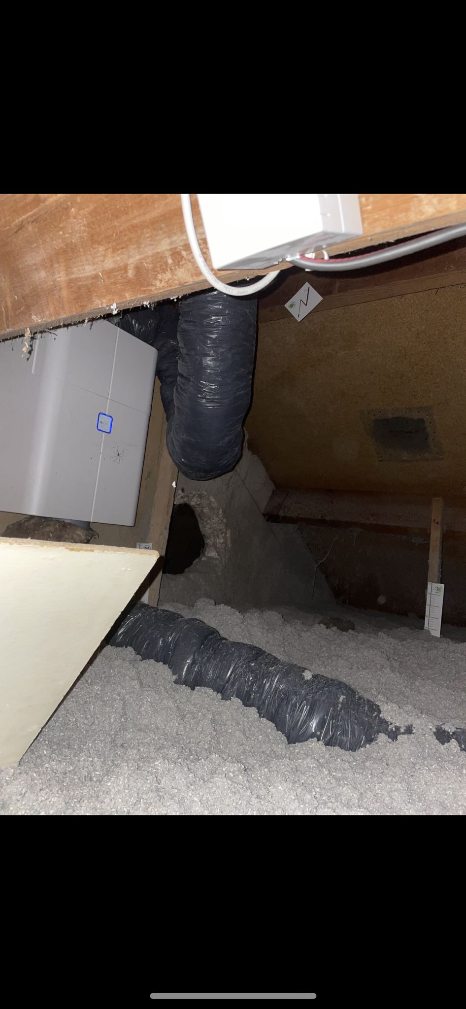 Gaines souples de VMC et caisson moteur installés dans les combles